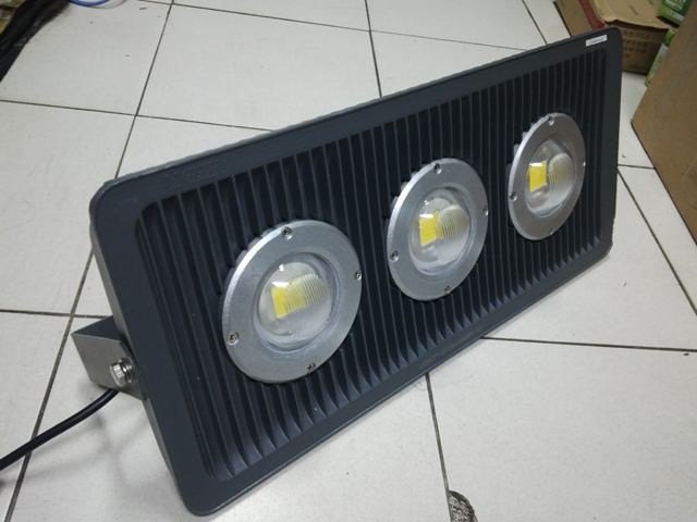 Lampu Sorot LED 150 Watt ( 3 x 50 W Lensa )